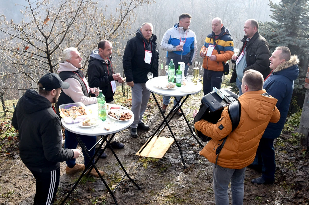 Vincelovo kod Ivanovića na Sokolovcu: DJ Pavka rezao lozu, a harmonikaš Dražen grijao atmosferu