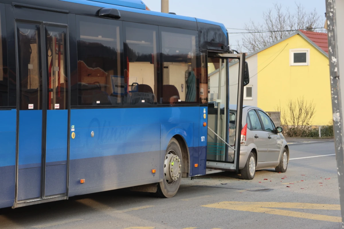 Autobus se zabio u automobil, na mjestu događaja je hitna medicinska pomoć