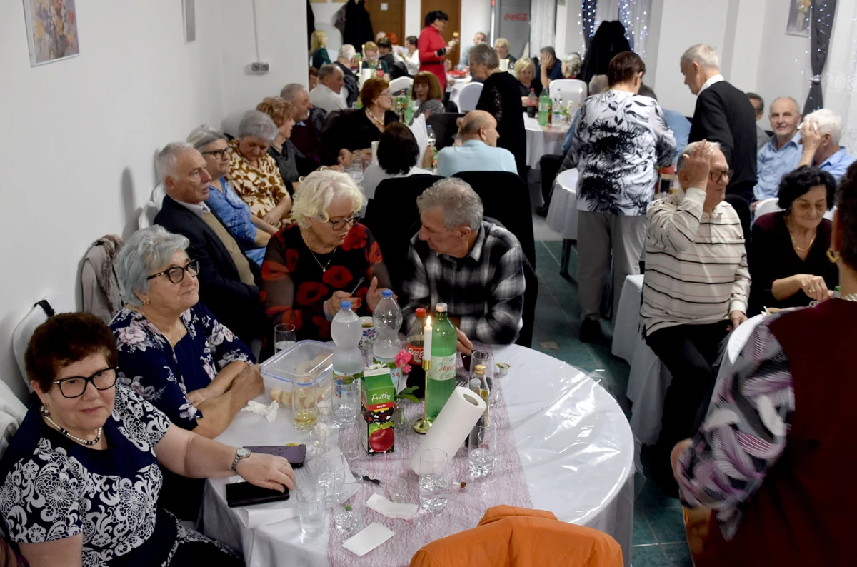 Velički umirovljenici pjesmom i plesom proslavili Marinje: Sedam slavljenica darivano za imendan