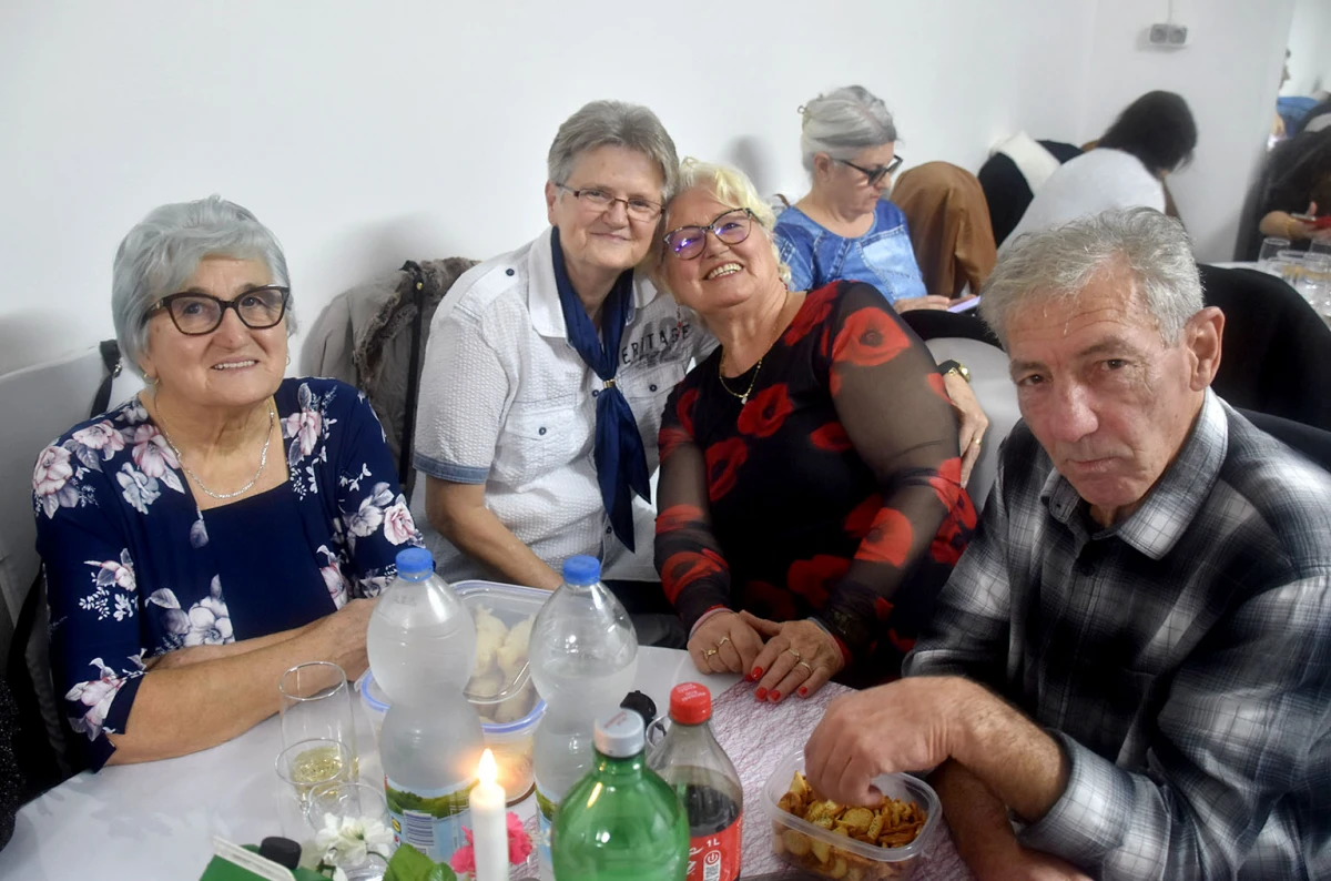 Velički umirovljenici pjesmom i plesom proslavili Marinje: Sedam slavljenica darivano za imendan