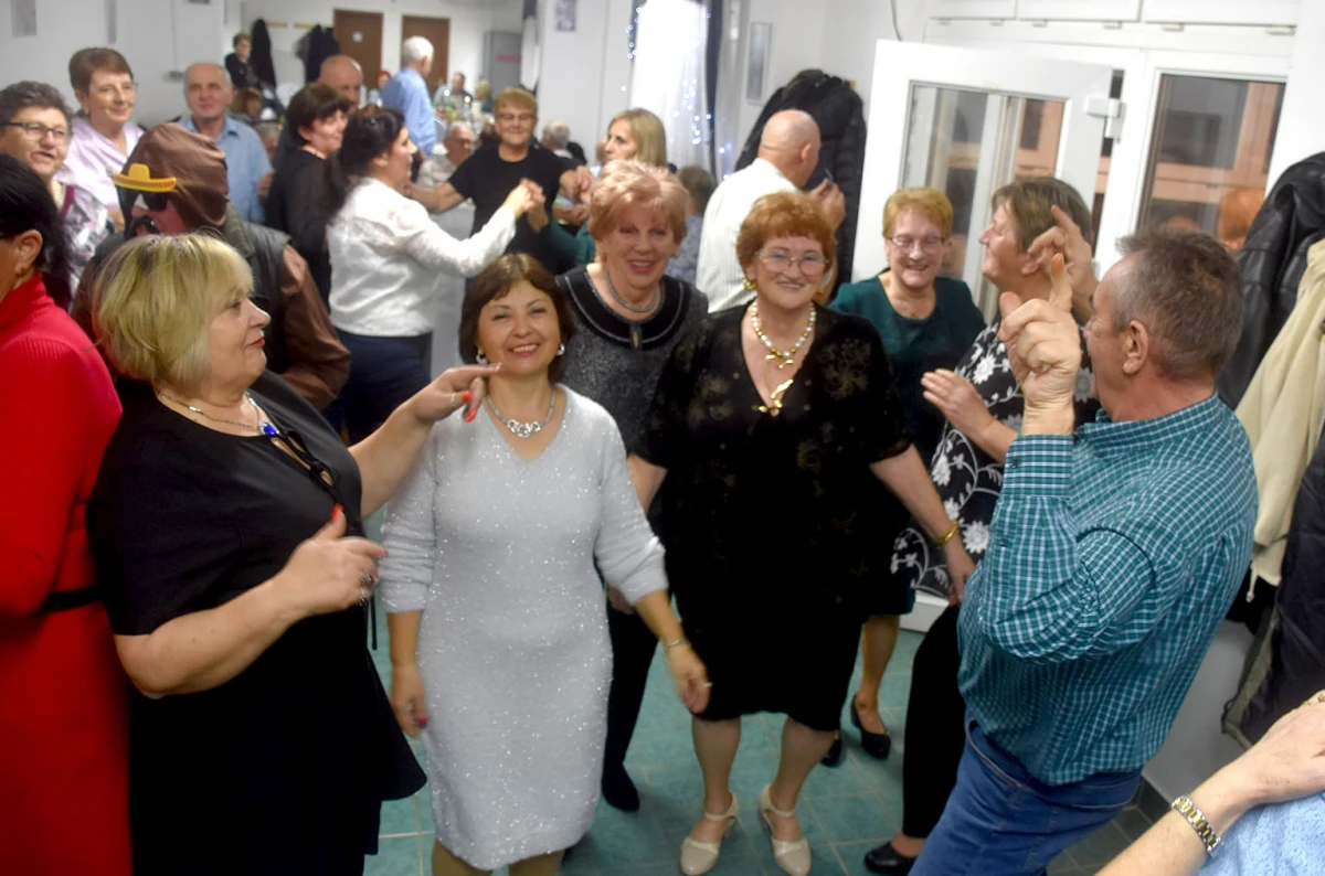 Velički umirovljenici pjesmom i plesom proslavili Marinje: Sedam slavljenica darivano za imendan