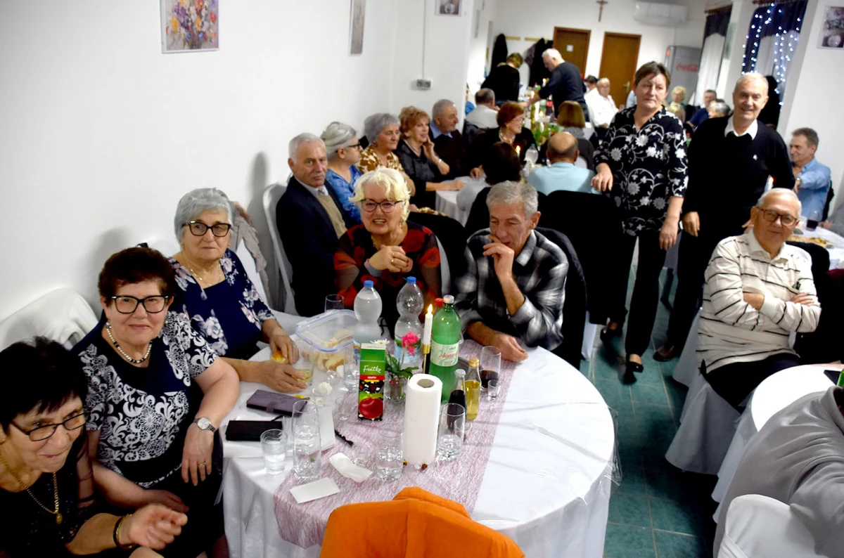 Velički umirovljenici pjesmom i plesom proslavili Marinje: Sedam slavljenica darivano za imendan