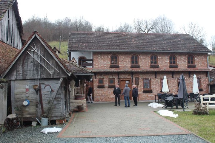 Pleternički umirovljenici posjetili eko-etno selo u Staroj Kapeli