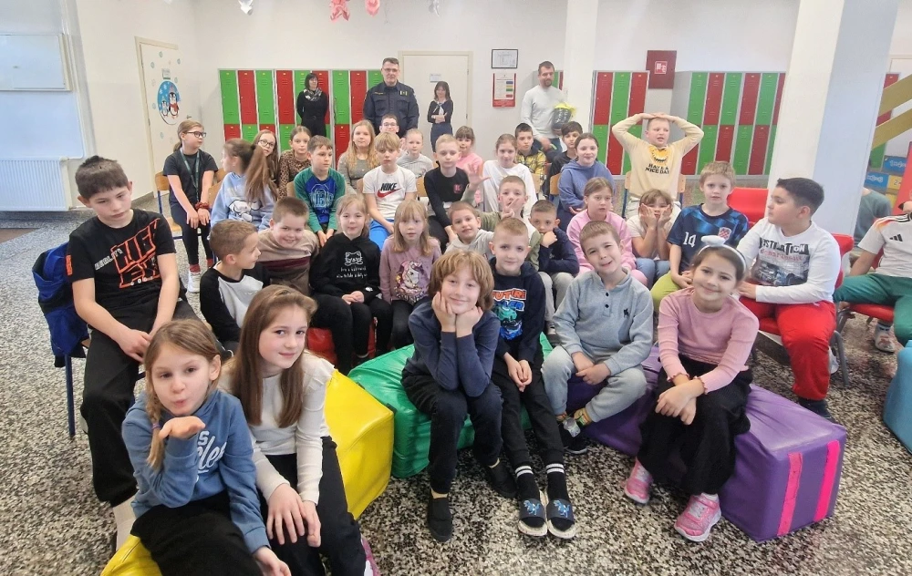 Od učionice do semafora: Policajac učenicima pokazao kako biti siguran u prometu