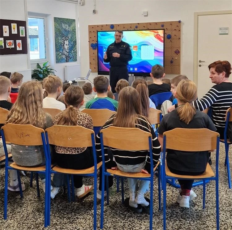 Od učionice do semafora: Policajac učenicima pokazao kako biti siguran u prometu