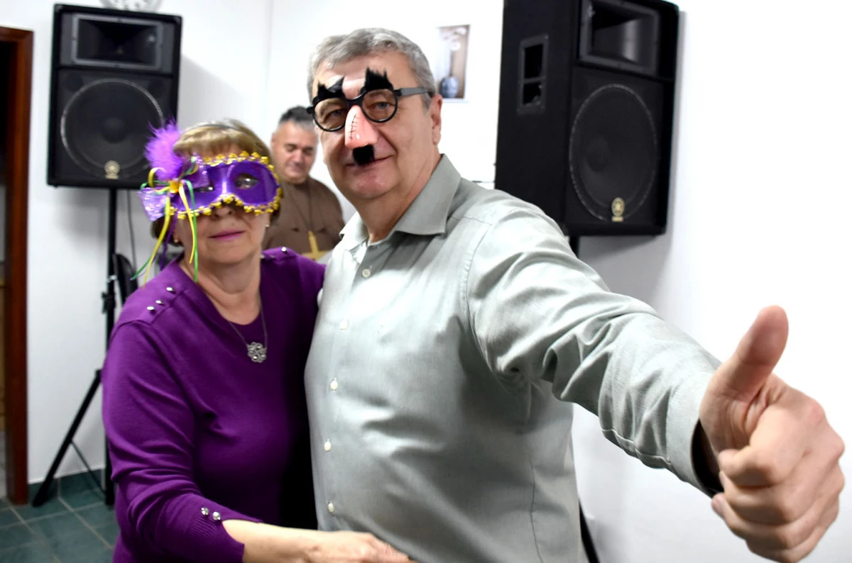 VESELO U VELIKOJ: Velički umirovljenici spojili Valentinovo i maškare u nezaboravnu zabavu