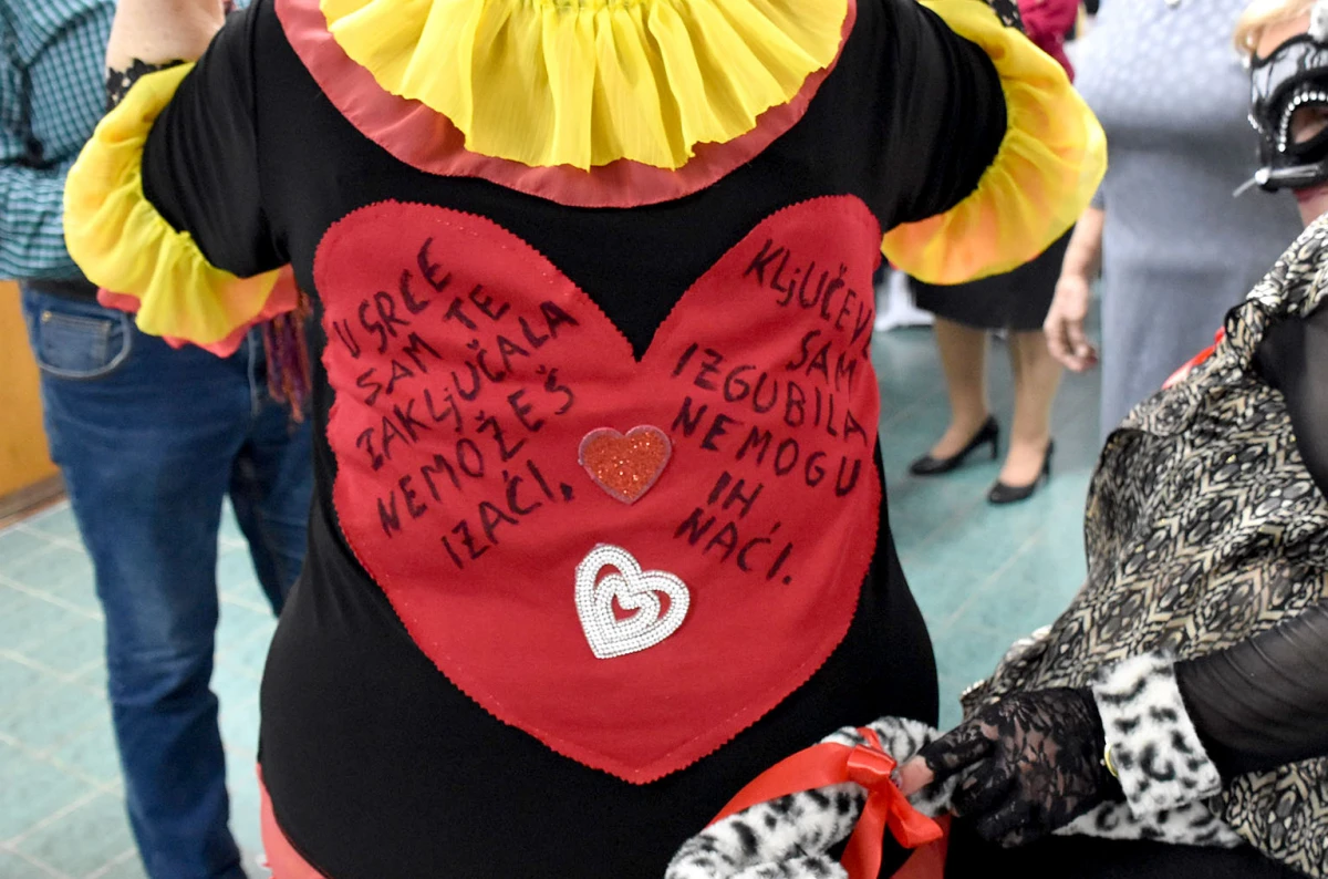 VESELO U VELIKOJ: Velički umirovljenici spojili Valentinovo i maškare u nezaboravnu zabavu