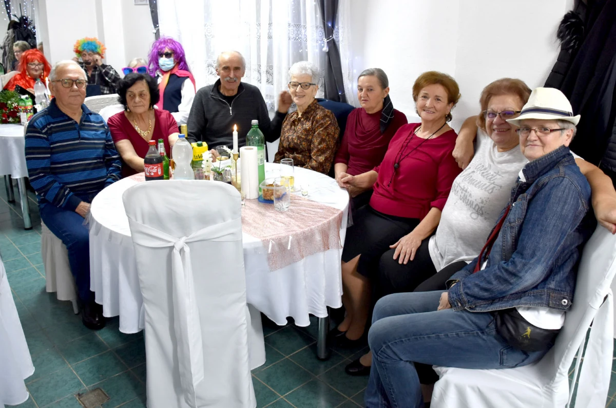 VESELO U VELIKOJ: Velički umirovljenici spojili Valentinovo i maškare u nezaboravnu zabavu