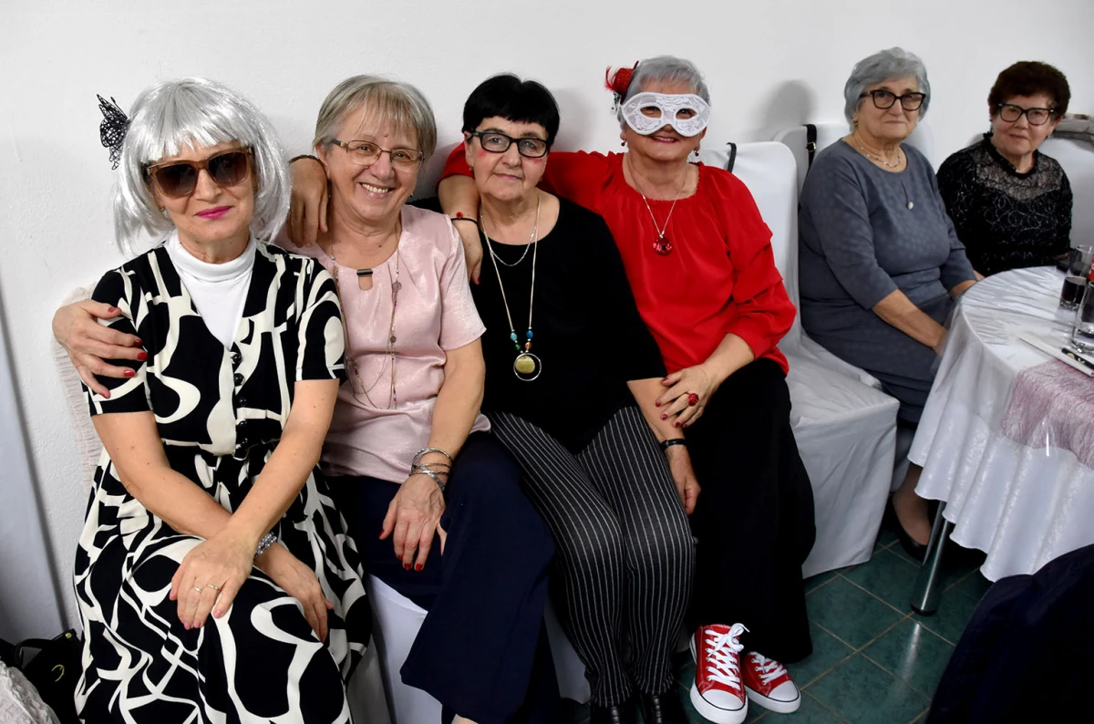 VESELO U VELIKOJ: Velički umirovljenici spojili Valentinovo i maškare u nezaboravnu zabavu