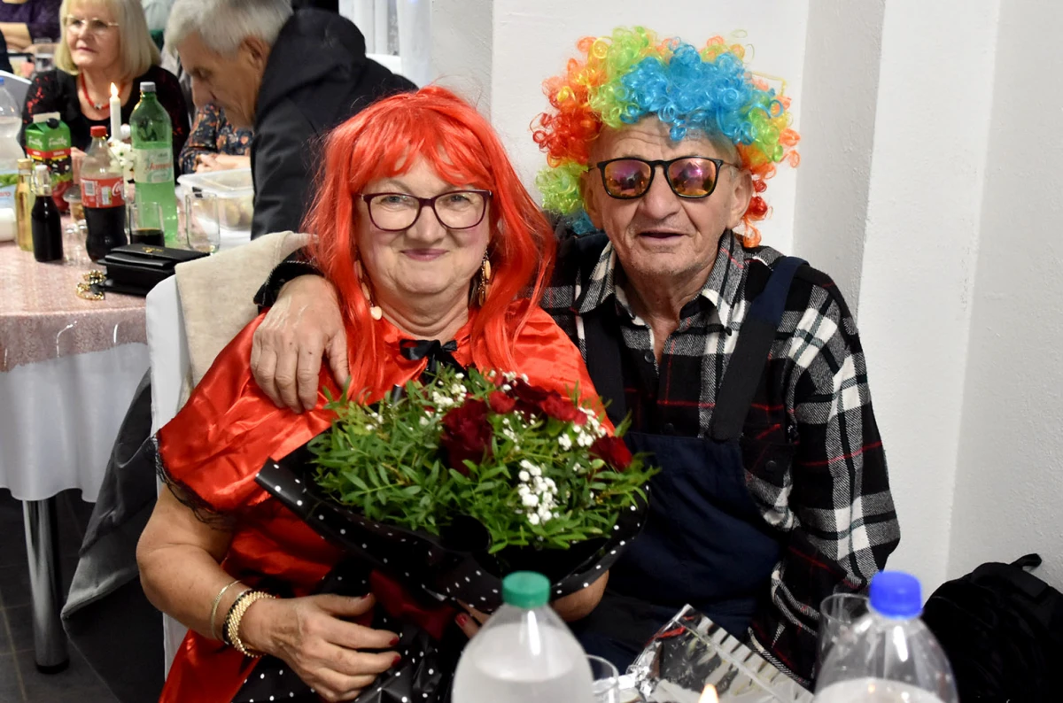 VESELO U VELIKOJ: Velički umirovljenici spojili Valentinovo i maškare u nezaboravnu zabavu