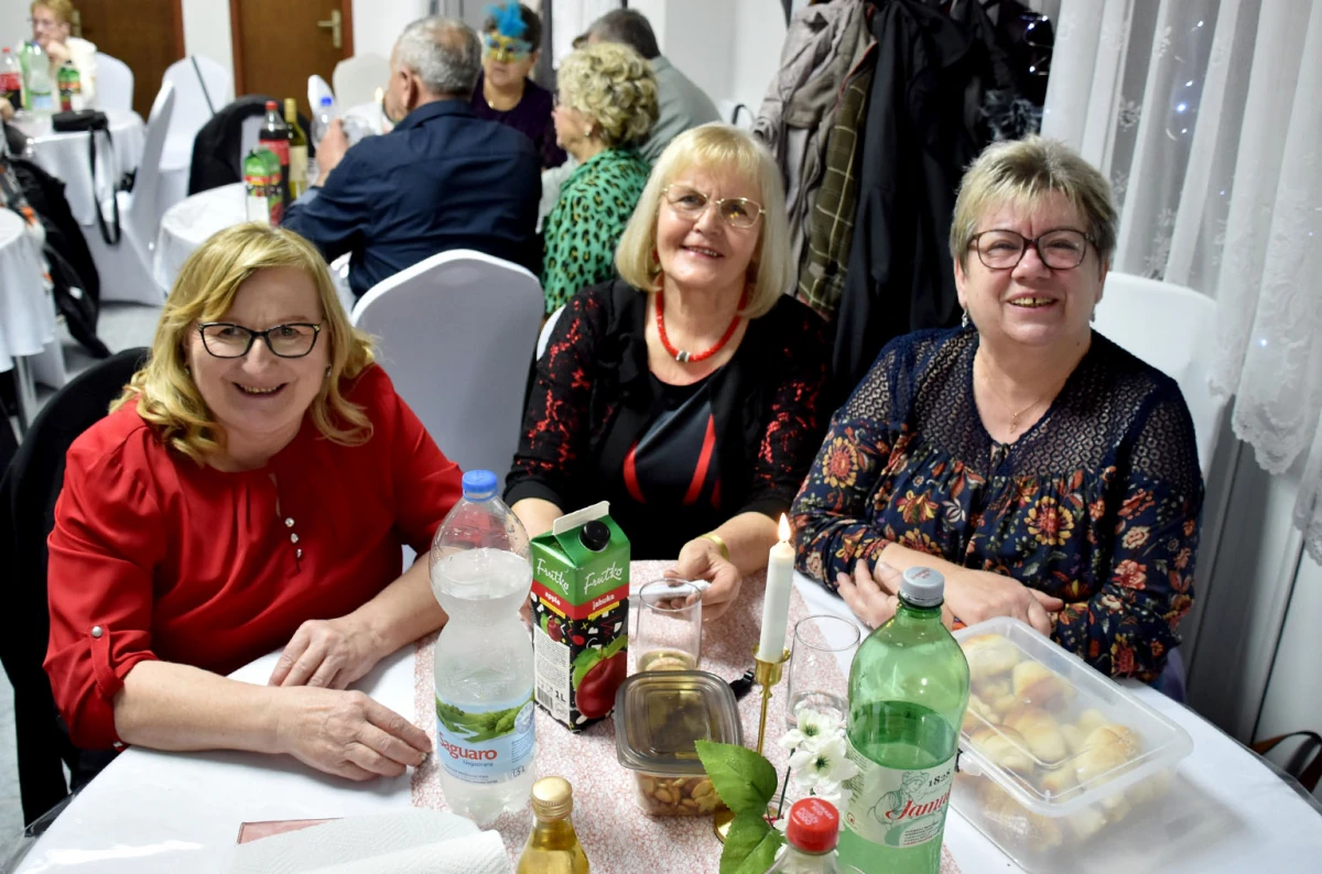 VESELO U VELIKOJ: Velički umirovljenici spojili Valentinovo i maškare u nezaboravnu zabavu