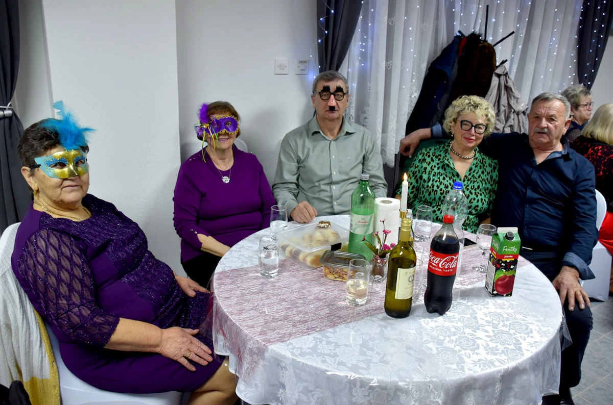 VESELO U VELIKOJ: Velički umirovljenici spojili Valentinovo i maškare u nezaboravnu zabavu