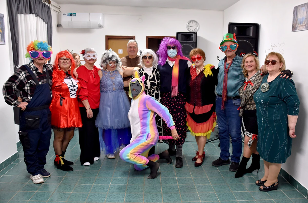 VESELO U VELIKOJ: Velički umirovljenici spojili Valentinovo i maškare u nezaboravnu zabavu