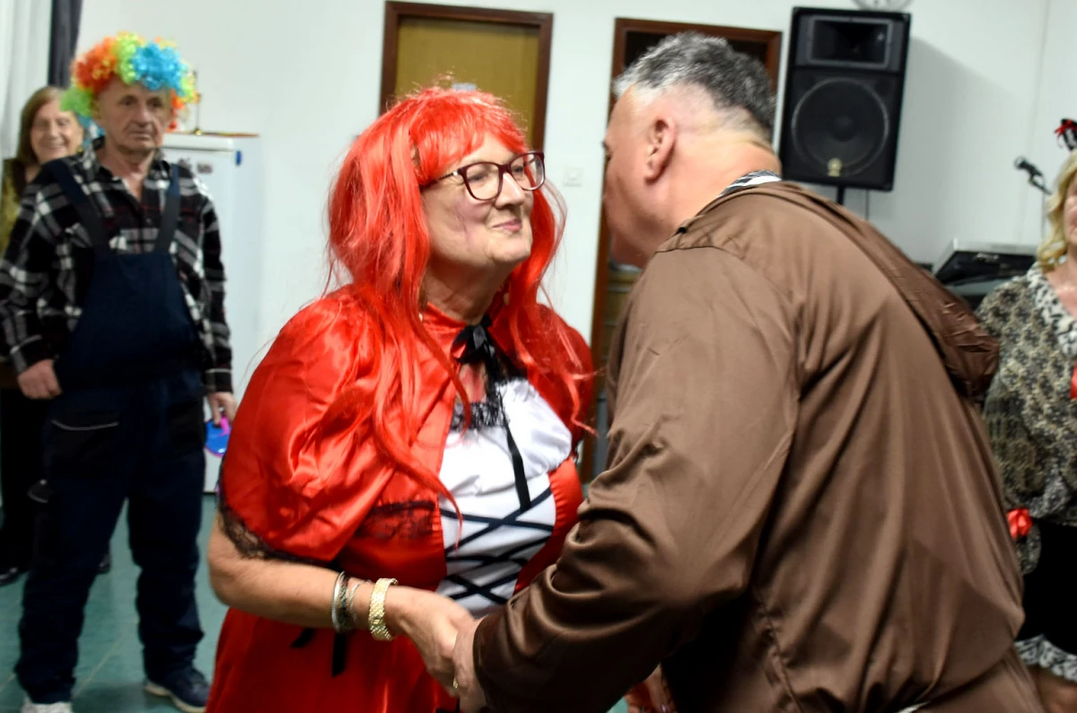 VESELO U VELIKOJ: Velički umirovljenici spojili Valentinovo i maškare u nezaboravnu zabavu