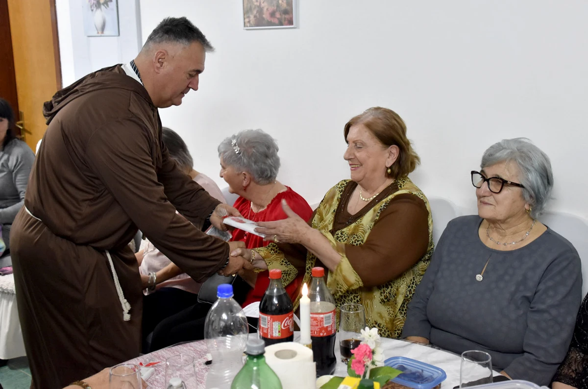 VESELO U VELIKOJ: Velički umirovljenici spojili Valentinovo i maškare u nezaboravnu zabavu