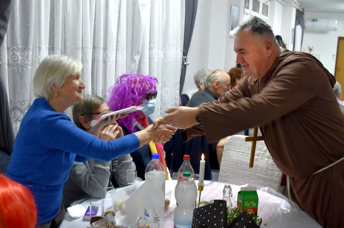 VESELO U VELIKOJ: Velički umirovljenici spojili Valentinovo i maškare u nezaboravnu zabavu