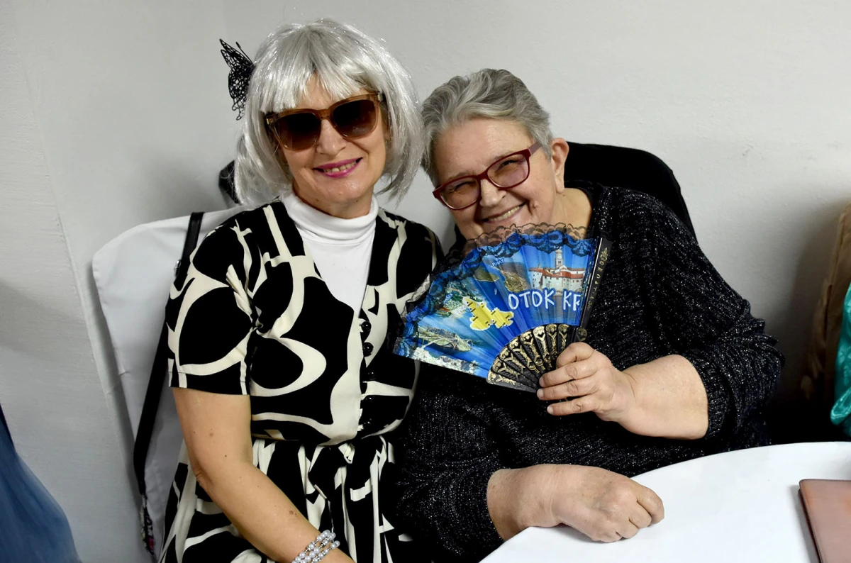 VESELO U VELIKOJ: Velički umirovljenici spojili Valentinovo i maškare u nezaboravnu zabavu