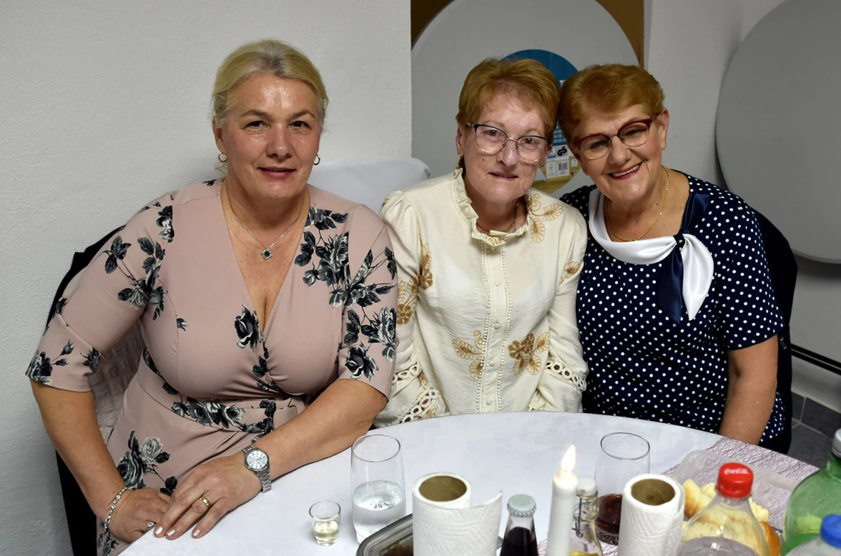 VESELO U VELIKOJ: Velički umirovljenici spojili Valentinovo i maškare u nezaboravnu zabavu