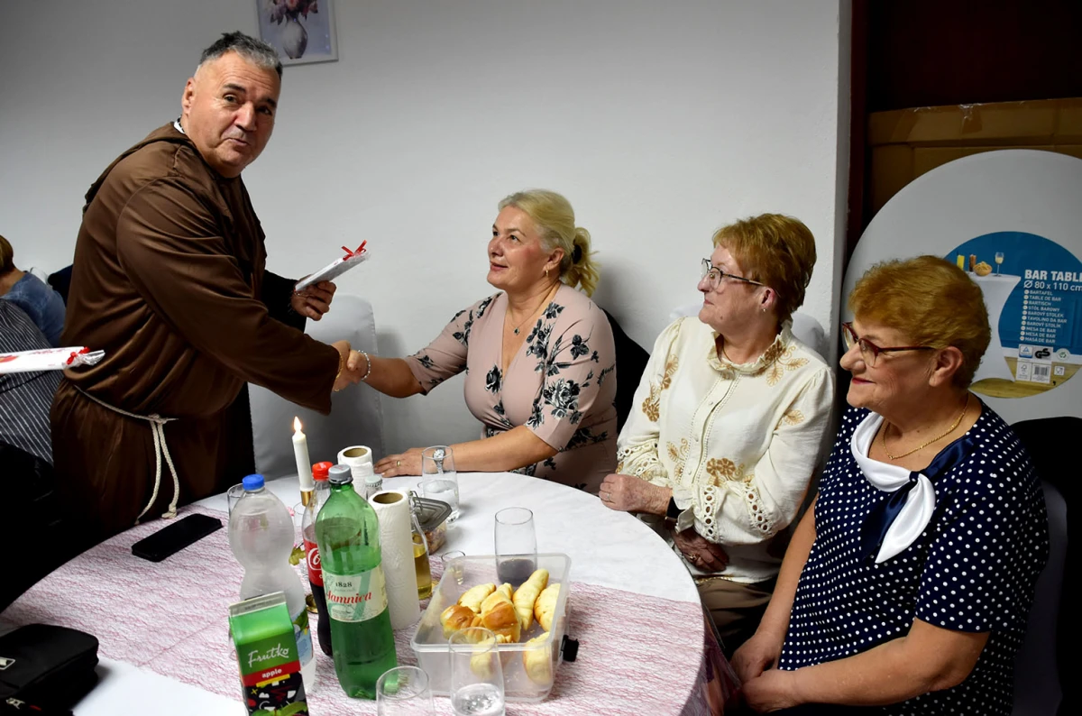 VESELO U VELIKOJ: Velički umirovljenici spojili Valentinovo i maškare u nezaboravnu zabavu