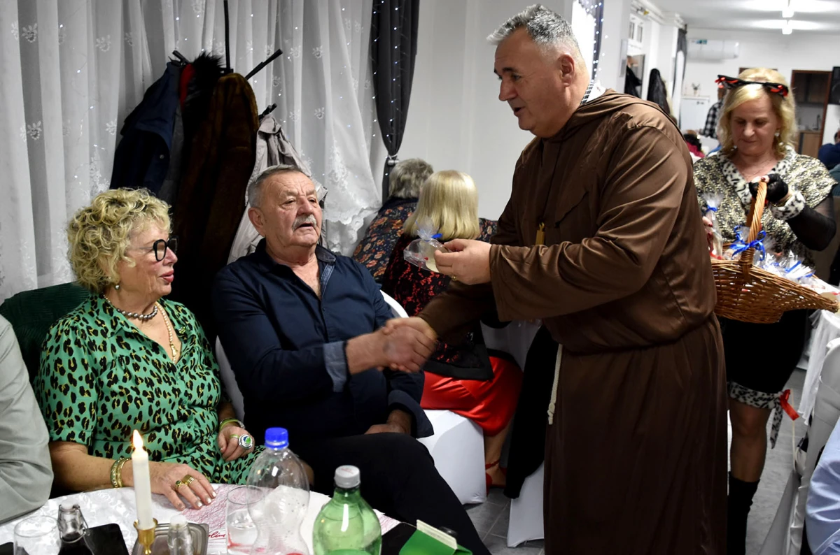 VESELO U VELIKOJ: Velički umirovljenici spojili Valentinovo i maškare u nezaboravnu zabavu