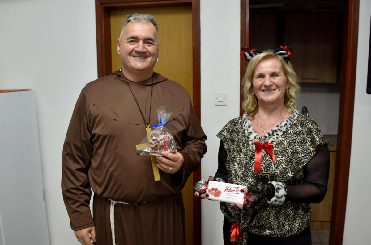 VESELO U VELIKOJ: Velički umirovljenici spojili Valentinovo i maškare u nezaboravnu zabavu