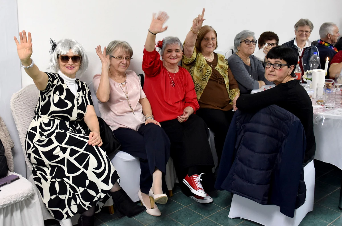 VESELO U VELIKOJ: Velički umirovljenici spojili Valentinovo i maškare u nezaboravnu zabavu