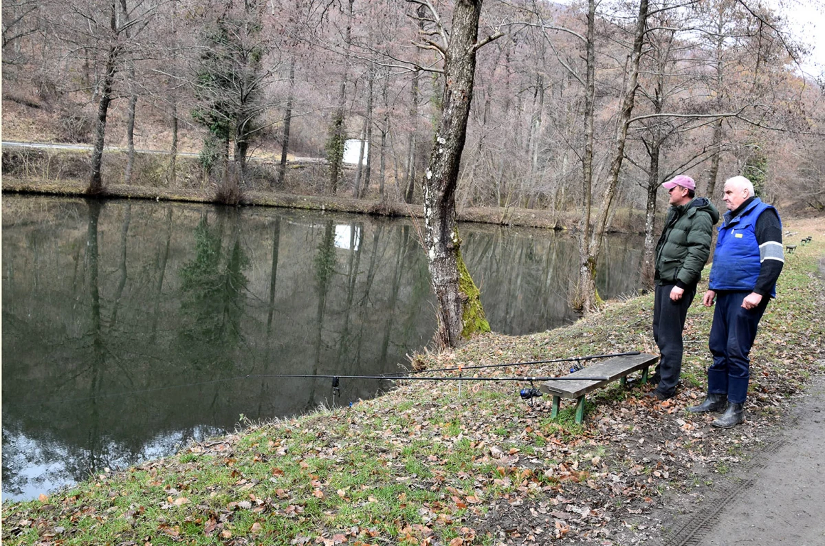 Sezona na Kutjevačkoj rici otvorena: Miris roštilja i prvi zabačaji kutjevačkih ribiča