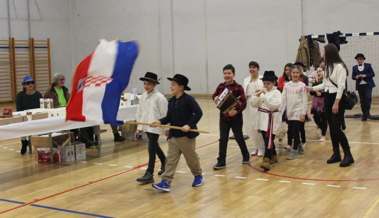 MAŠKARE U PLETERNICI: U prepunoj školskoj dvorani pripremljen zanimljiv pokladni program