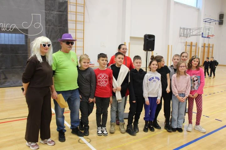 MAŠKARE U PLETERNICI: U prepunoj školskoj dvorani pripremljen zanimljiv pokladni program