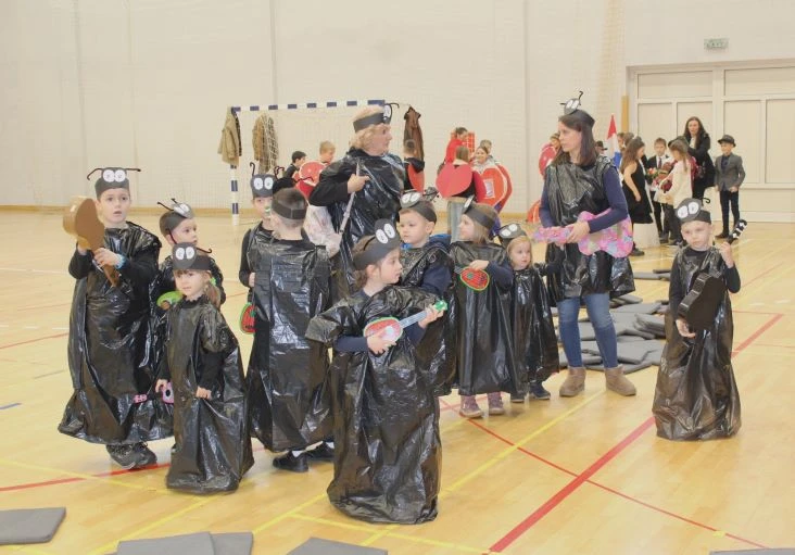 MAŠKARE U PLETERNICI: U prepunoj školskoj dvorani pripremljen zanimljiv pokladni program