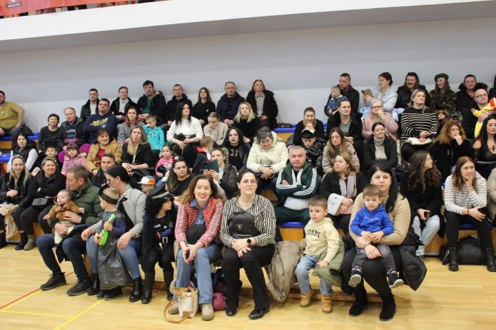 MAŠKARE U PLETERNICI: U prepunoj školskoj dvorani pripremljen zanimljiv pokladni program