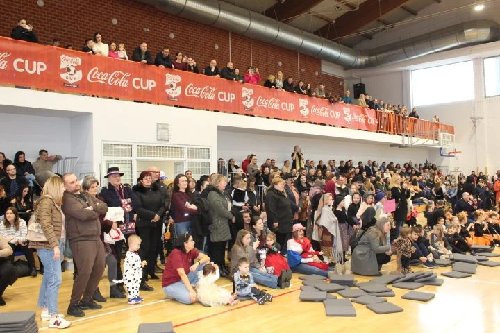 MAŠKARE U PLETERNICI: U prepunoj školskoj dvorani pripremljen zanimljiv pokladni program