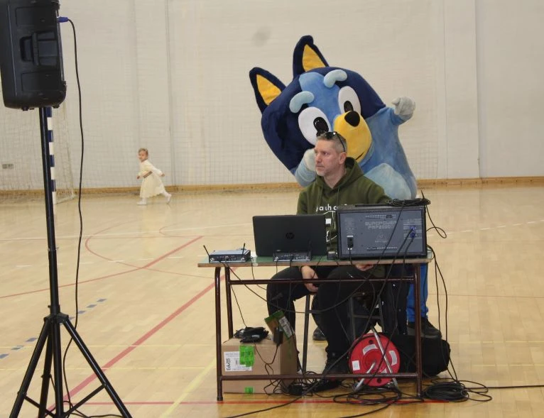 MAŠKARE U PLETERNICI: U prepunoj školskoj dvorani pripremljen zanimljiv pokladni program