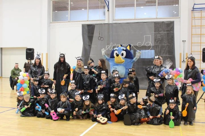 MAŠKARE U PLETERNICI: U prepunoj školskoj dvorani pripremljen zanimljiv pokladni program