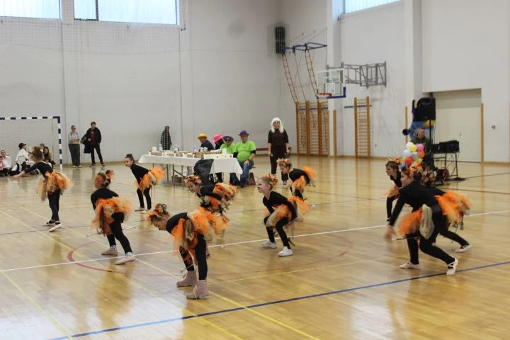 MAŠKARE U PLETERNICI: U prepunoj školskoj dvorani pripremljen zanimljiv pokladni program