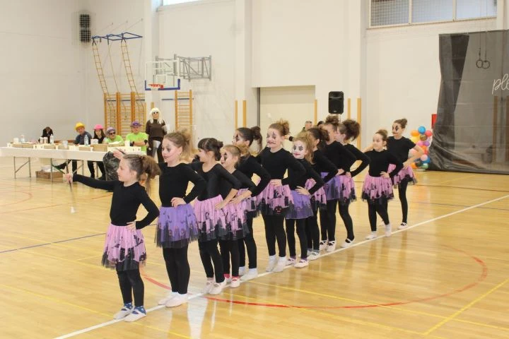 MAŠKARE U PLETERNICI: U prepunoj školskoj dvorani pripremljen zanimljiv pokladni program