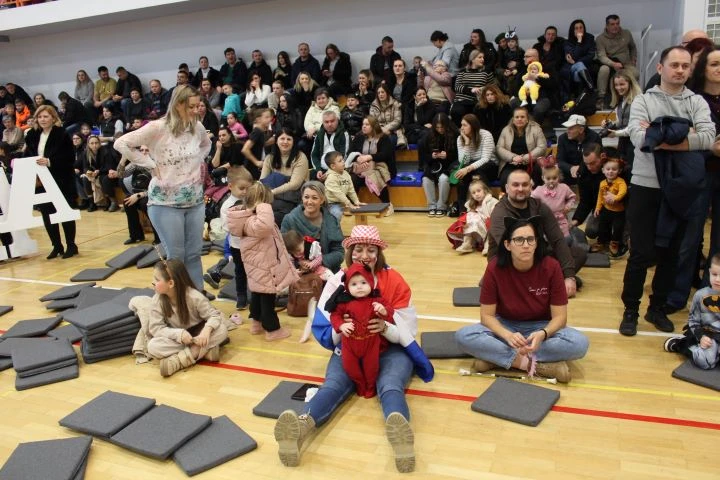 MAŠKARE U PLETERNICI: U prepunoj školskoj dvorani pripremljen zanimljiv pokladni program