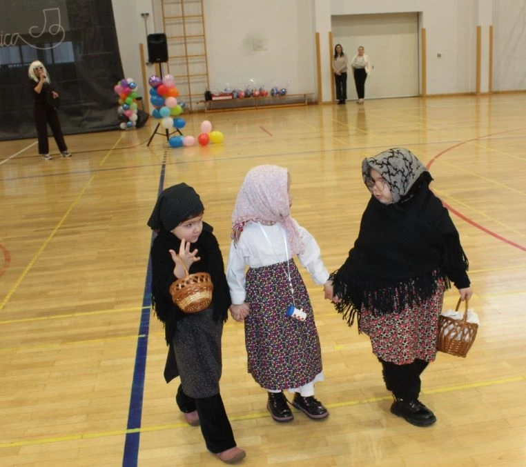 MAŠKARE U PLETERNICI: U prepunoj školskoj dvorani pripremljen zanimljiv pokladni program