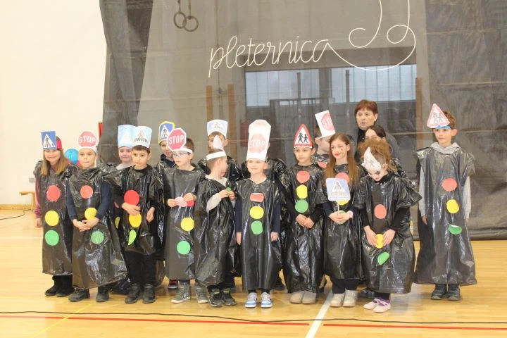 MAŠKARE U PLETERNICI: U prepunoj školskoj dvorani pripremljen zanimljiv pokladni program