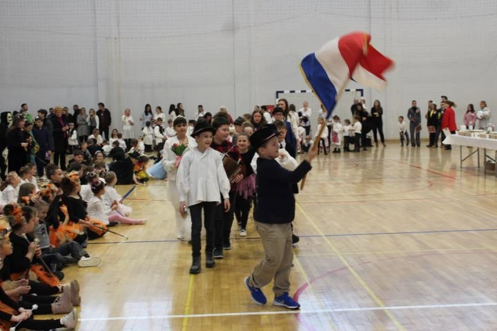 MAŠKARE U PLETERNICI: U prepunoj školskoj dvorani pripremljen zanimljiv pokladni program