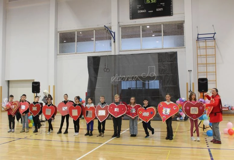 MAŠKARE U PLETERNICI: U prepunoj školskoj dvorani pripremljen zanimljiv pokladni program