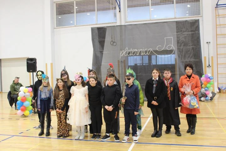 MAŠKARE U PLETERNICI: U prepunoj školskoj dvorani pripremljen zanimljiv pokladni program