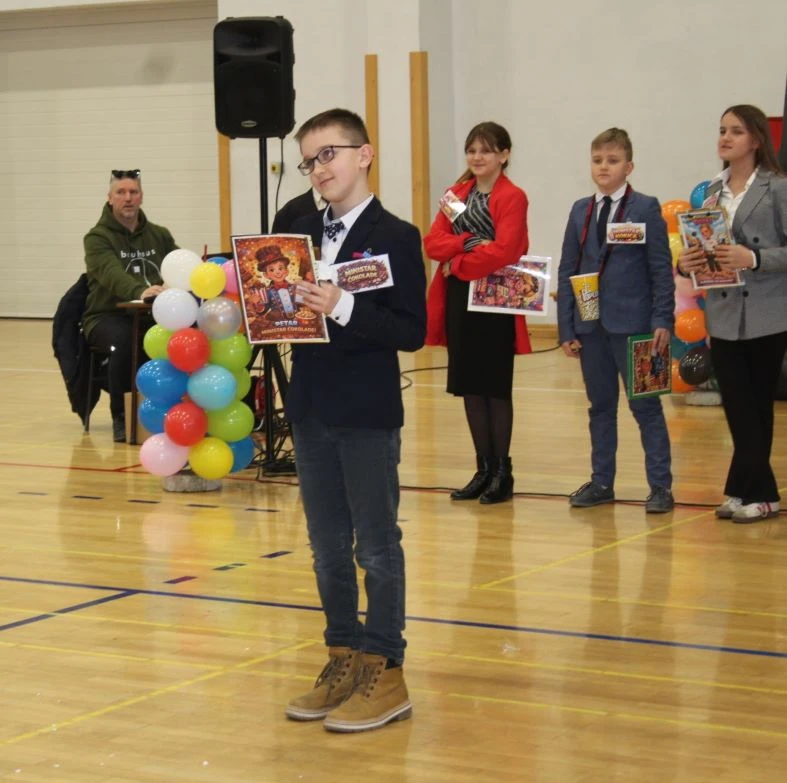 MAŠKARE U PLETERNICI: U prepunoj školskoj dvorani pripremljen zanimljiv pokladni program