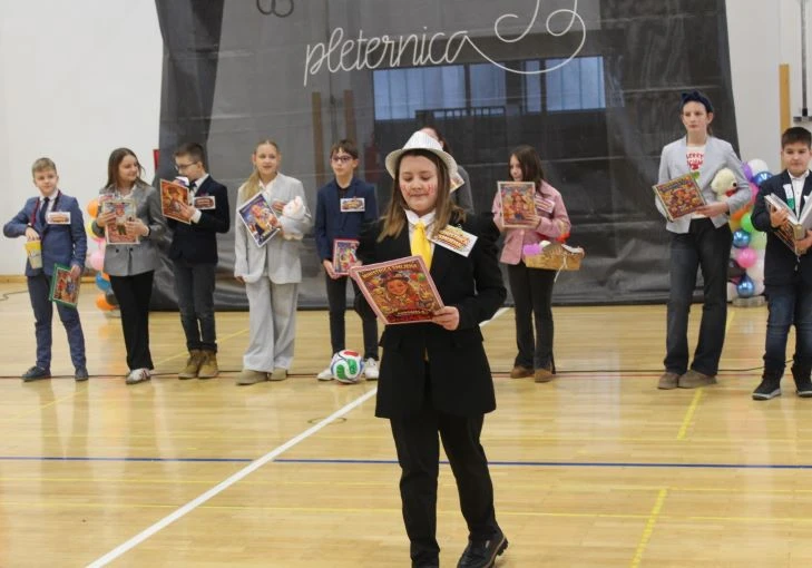 MAŠKARE U PLETERNICI: U prepunoj školskoj dvorani pripremljen zanimljiv pokladni program