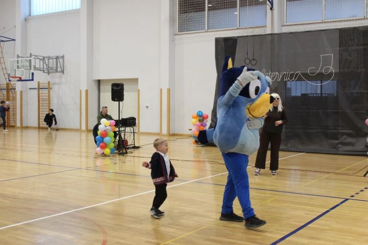 MAŠKARE U PLETERNICI: U prepunoj školskoj dvorani pripremljen zanimljiv pokladni program