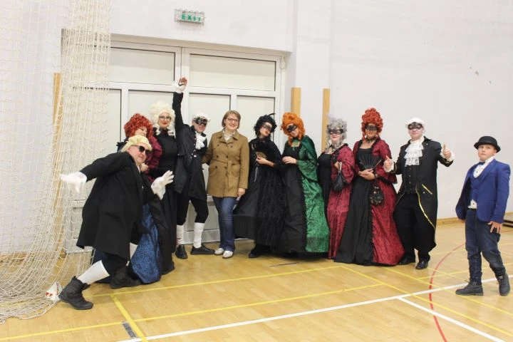 MAŠKARE U PLETERNICI: U prepunoj školskoj dvorani pripremljen zanimljiv pokladni program