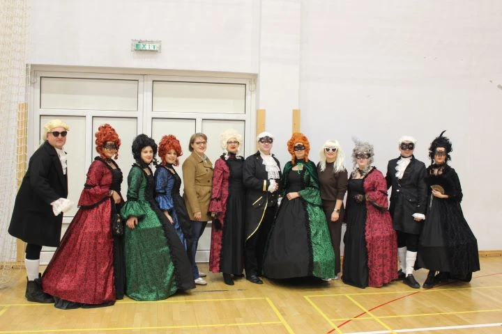 MAŠKARE U PLETERNICI: U prepunoj školskoj dvorani pripremljen zanimljiv pokladni program