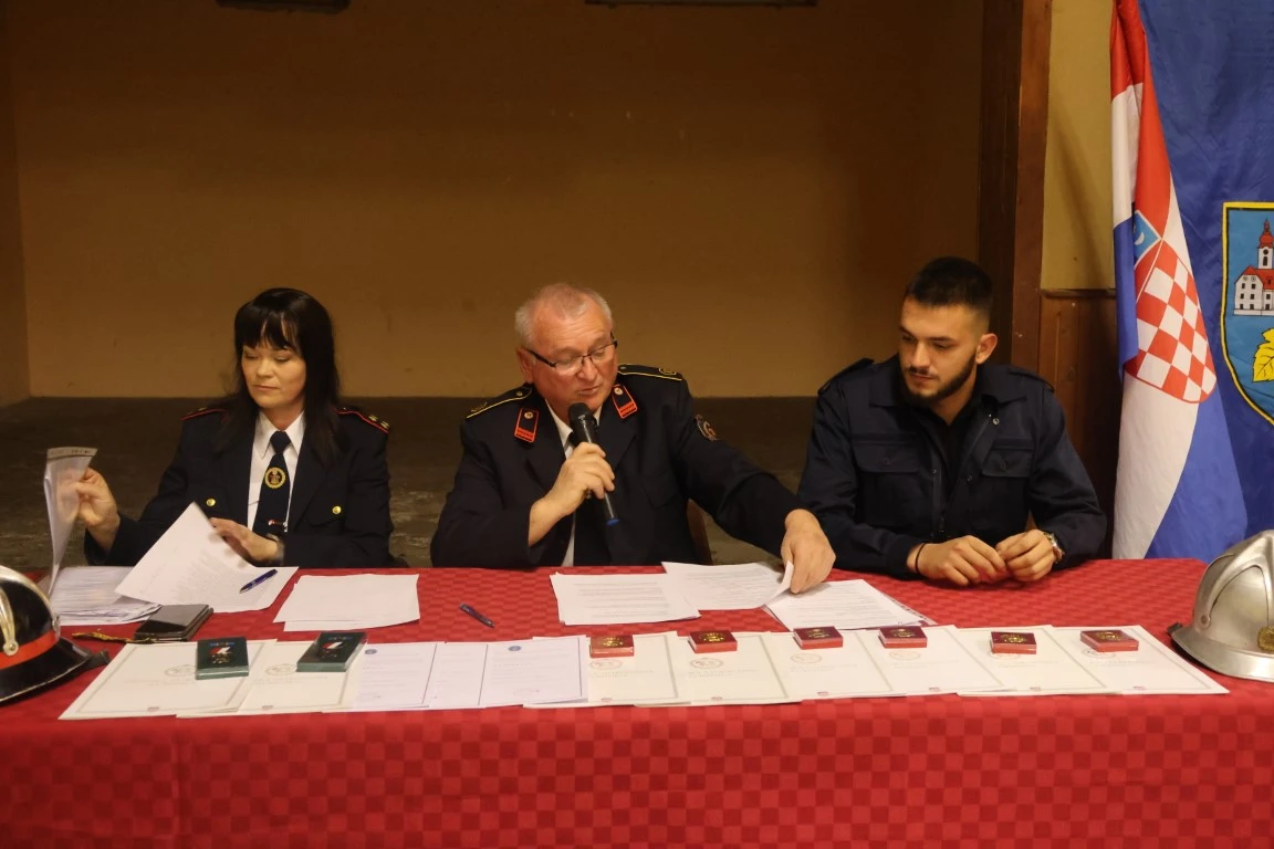 Bektežani Ivan Ramić i Zdravko Galić vatrogasci su 60, a Vlado Stipić i Josip Galić 50 godina