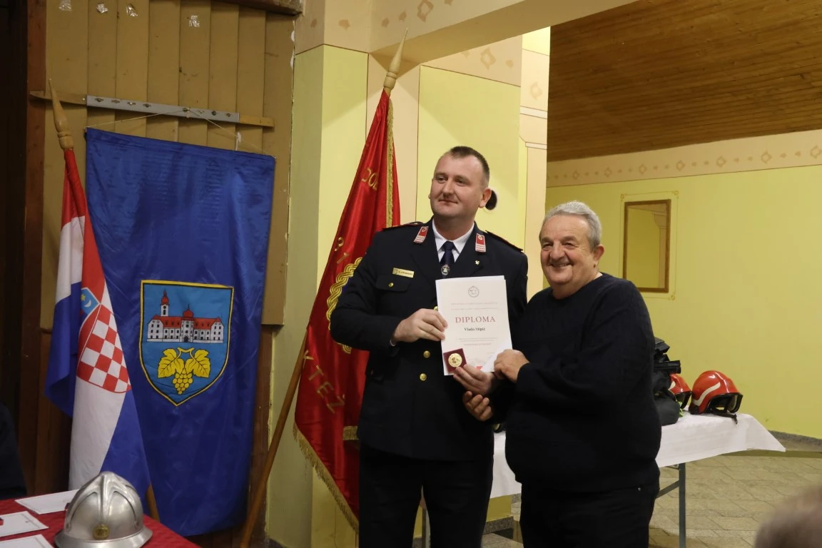 Bektežani Ivan Ramić i Zdravko Galić vatrogasci su 60, a Vlado Stipić i Josip Galić 50 godina