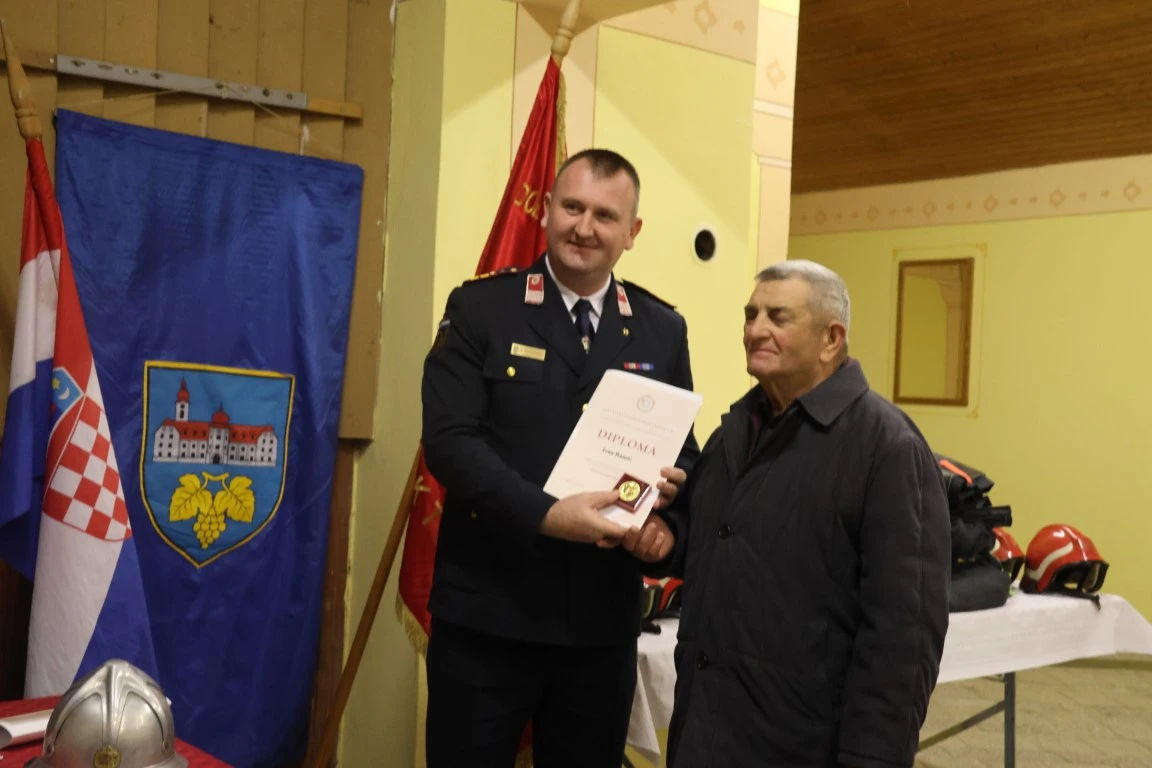 Bektežani Ivan Ramić i Zdravko Galić vatrogasci su 60, a Vlado Stipić i Josip Galić 50 godina